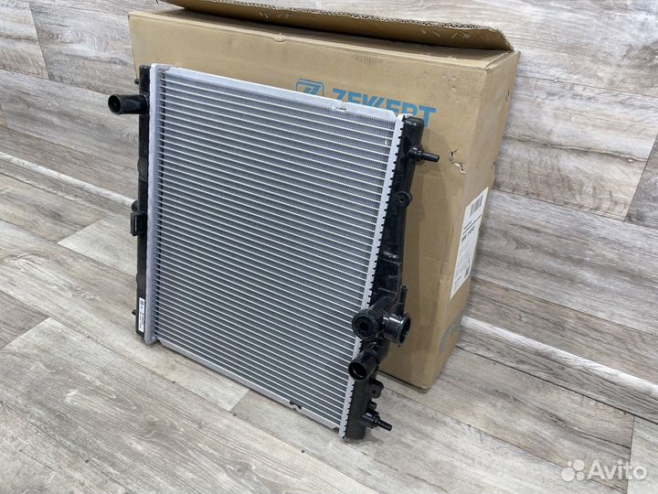 Радиатор охлаждения двигателя Nissan Note / Micra