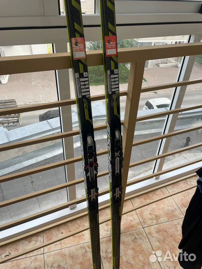 Лыжи беговые fisher коньковые, палки лыжные yoko