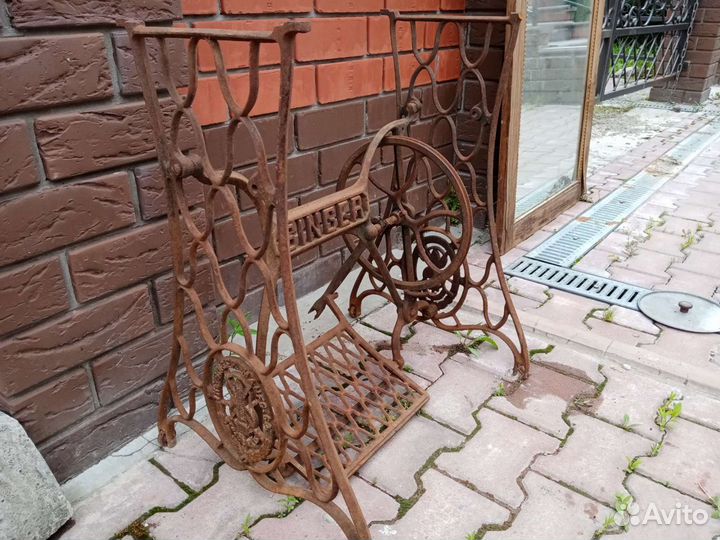 Станина из-под старинной швейной машины