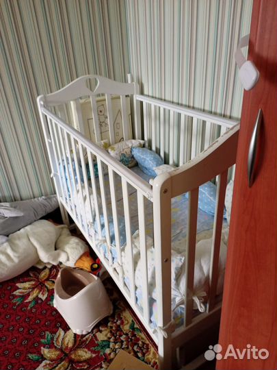 Детская кроватка с маятником