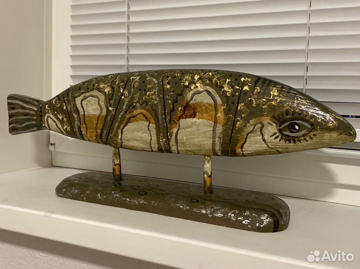 Статуэтка на подставке рыба