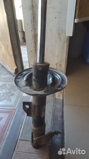 Амортизатор передний левый Toyota Camry V50 -55