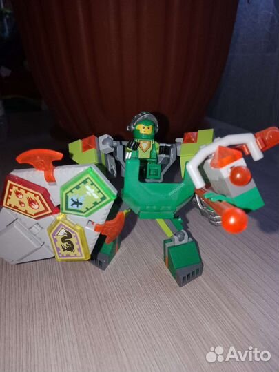 Конструктор лего Нексо Найтс Боевые доспехи Аарона