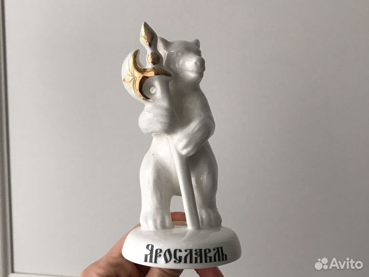 Фарфоровая статуэтка