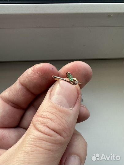 Золотое кольцо с природным изумркдом и бр