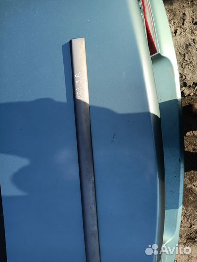Молдинг задней правой двери Mazda MPV