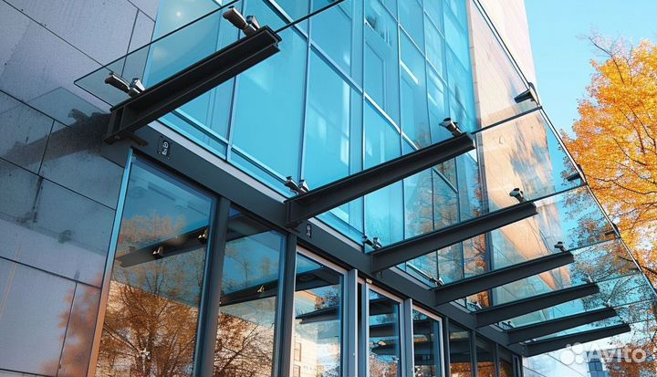 Стеклянный навес над входной дверью