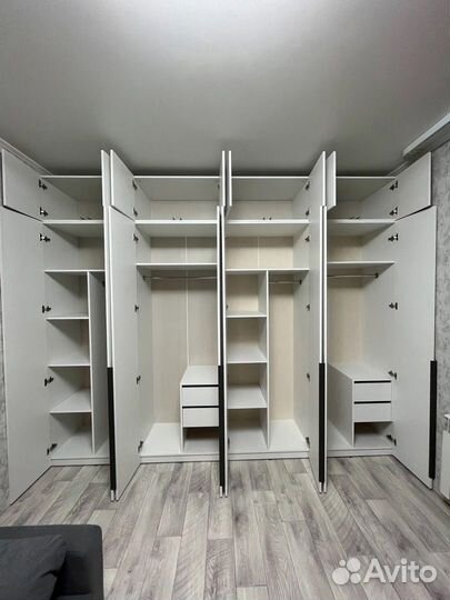 Шкаф белый/ ширина 320 см, высота 260 см