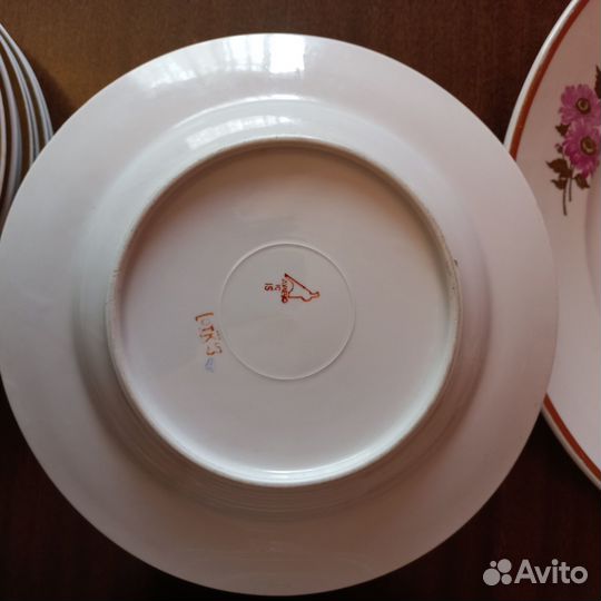 Столовый набор тарелок