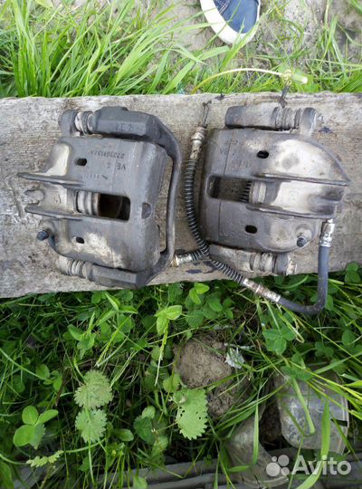 Суппорт митсубиси каризма передний