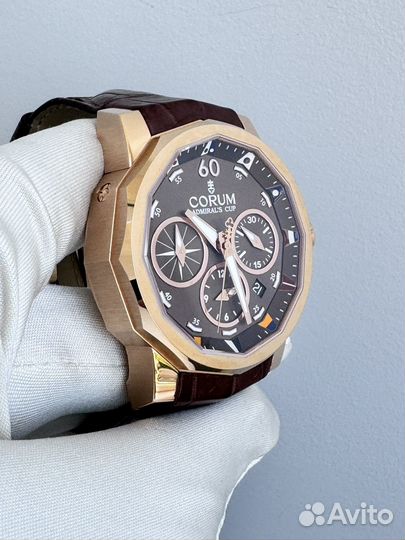 Золотые часы Corum