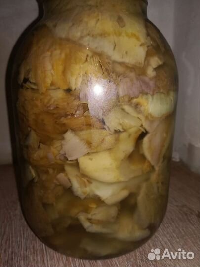 В продаже грузди белые есть 6 банок