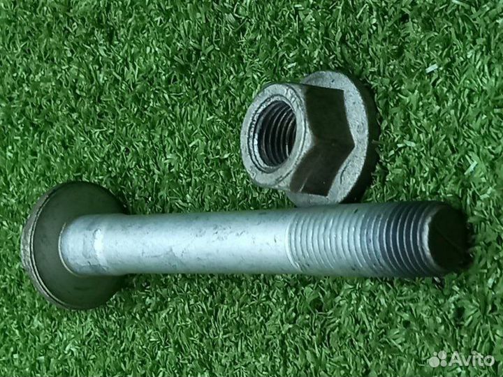 Болт подвески задний правый Land Rover Range Rover