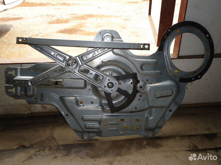 Стеклоподъемник передний левый Серато 2004-2008