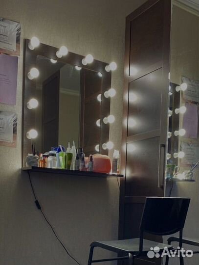 Гримерное зеркало с лампочками