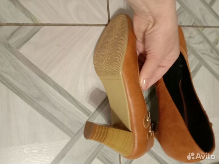 Туфли новые,40 но на 39