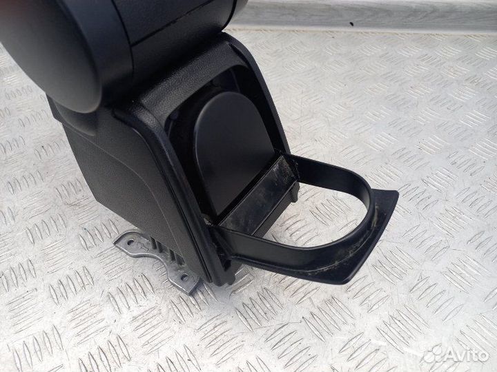 Подлокотник Volkswagen Polo 5 MK5 1.6 cfna 105Л.С