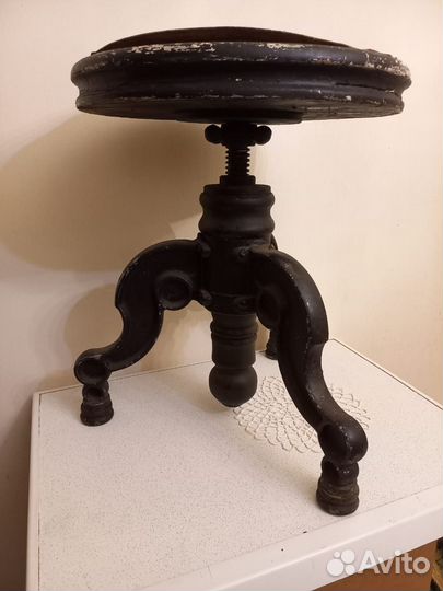 Старинный винтовой стул, можно как подставка