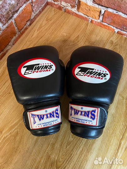 Боксерские перчатки twins special 10 oz