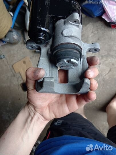 Суппорт задний левый, правый audi q3 2012