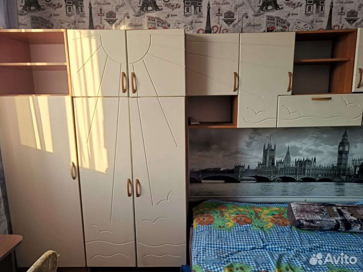 Стенка и детская кровать