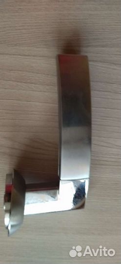 Личинки и ручка для дверей