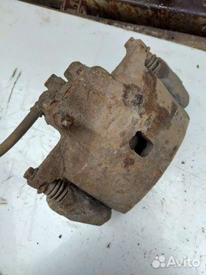 Суппорт передний правый Митсубиси Лансер 9 1.6 л