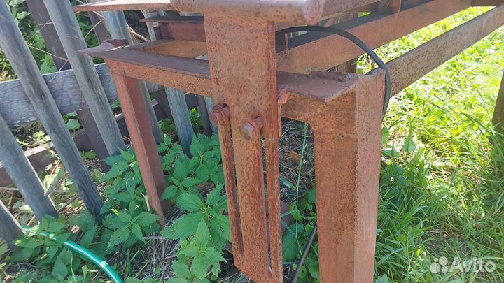 Железный стол с двигателем