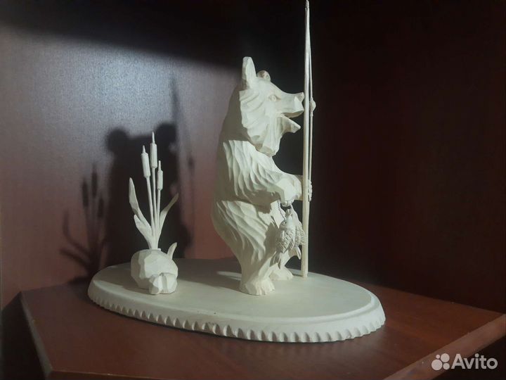 Медведь рыбак резной