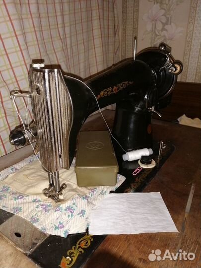 Швейная машинка Подольск на станине singer