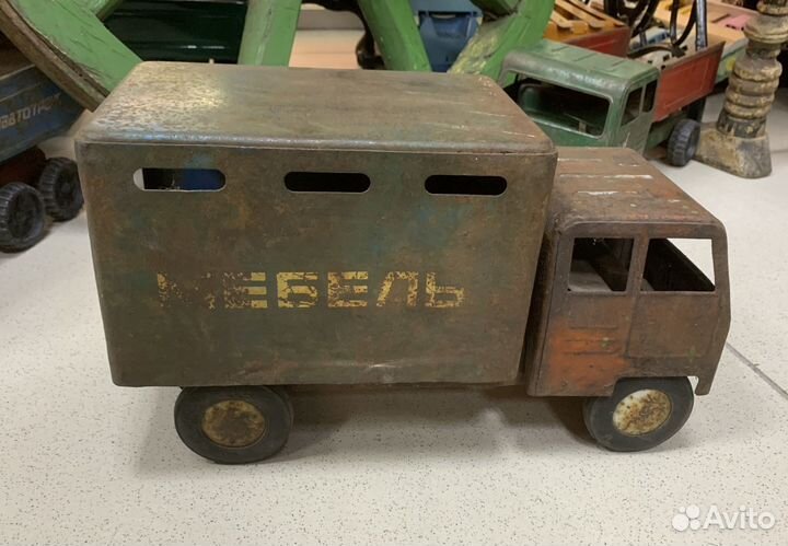 Советская игрушка, жестяной грузовик. Мебель