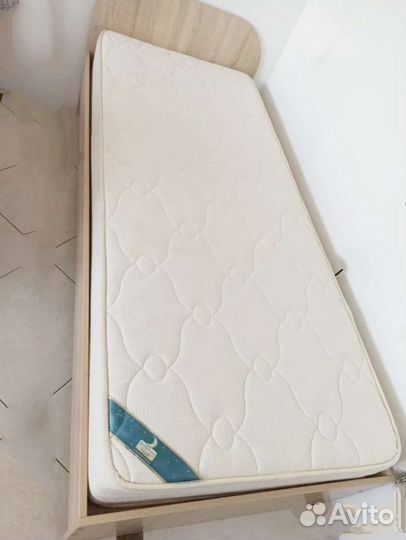 Кровать с матрасом