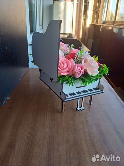 Букет мыла в рояле