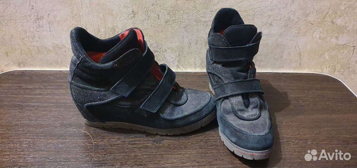 Кроссовки замшевые