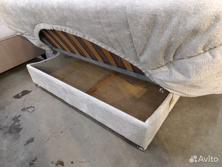 Диван Монови