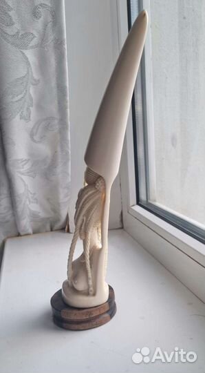 Натуральный бивень. Статуэтка африканка