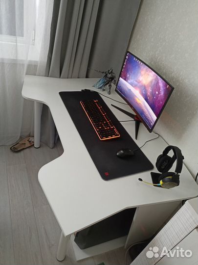 Компьютерный стол белый