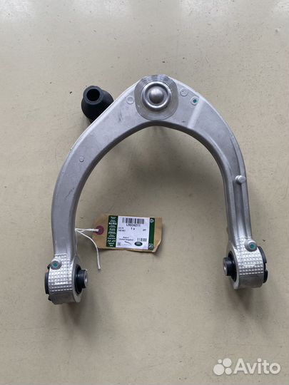 Рычаг верхний передней подвески правый LR034211