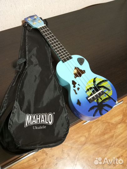 Укулеле с медиатром