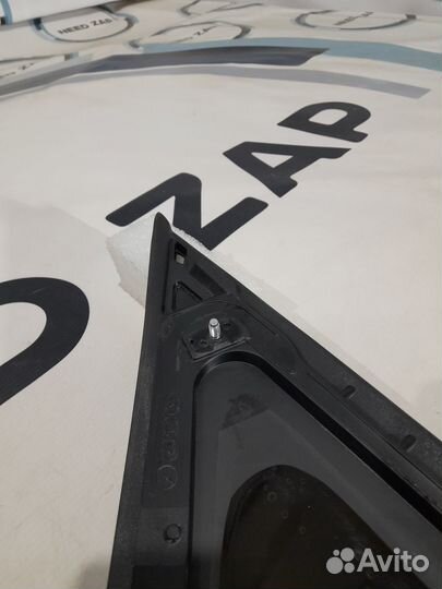 Задняя правая форточка Genesis G80