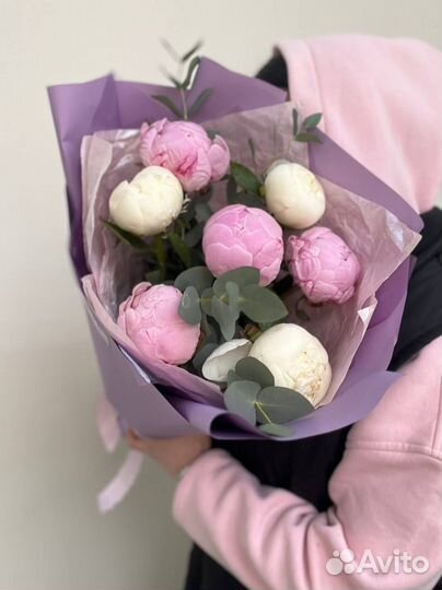 Букет из 7 нежных пионов