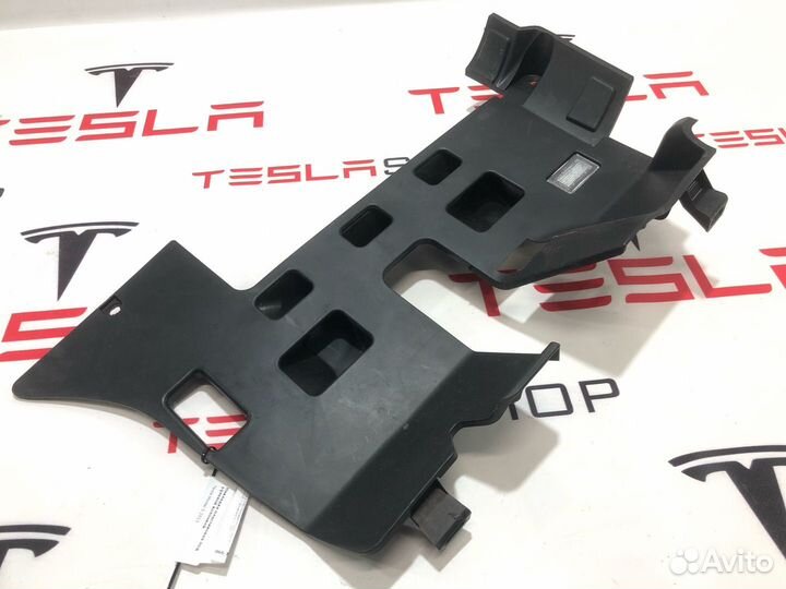 Накладка пластиковая под рулевой колонкой Tesla