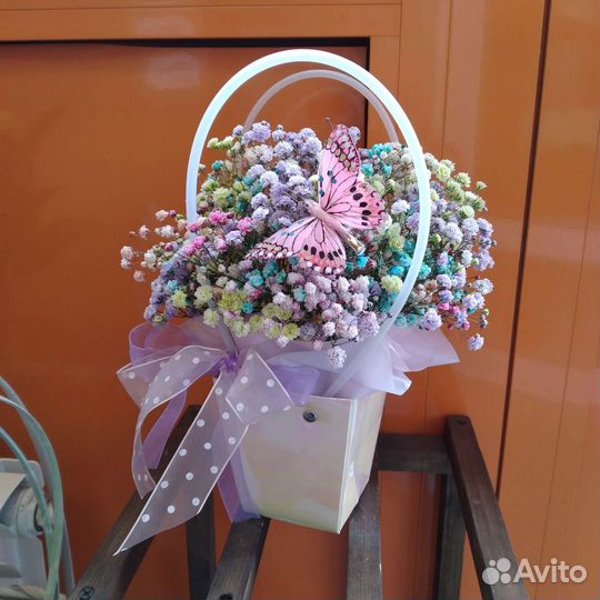 Композиция букет в стаканчике из гипсофилы и цветы