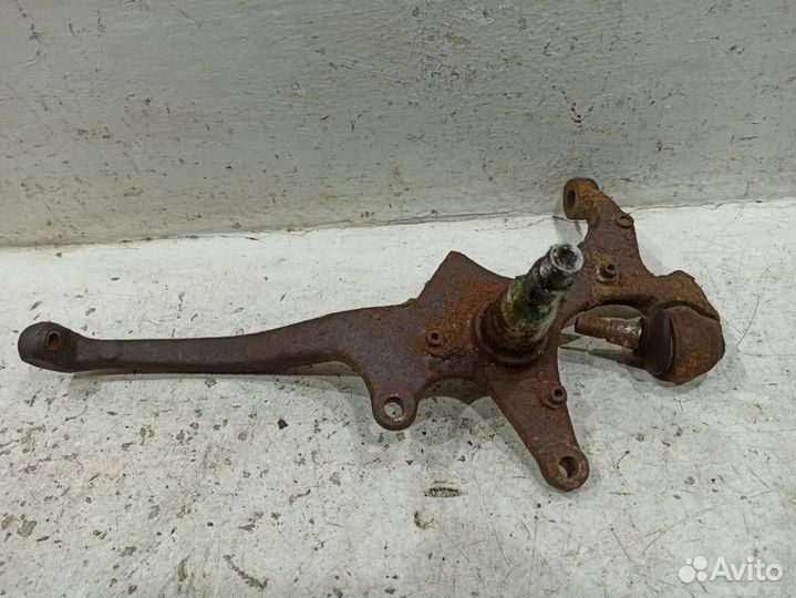 Кулак передний левый