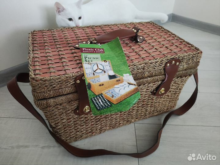 Сундук с посудой для пикника