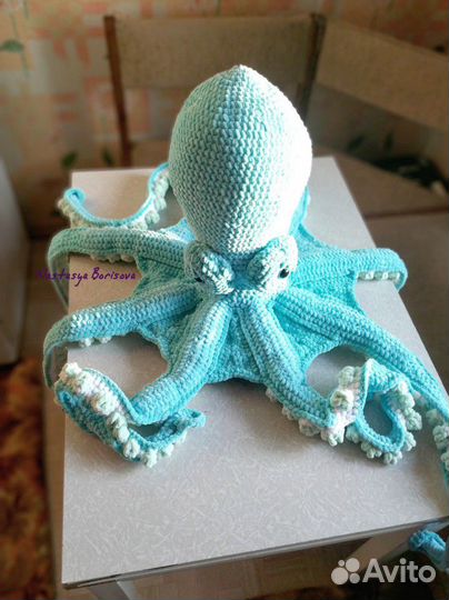 Огромный плюшевый осьминог