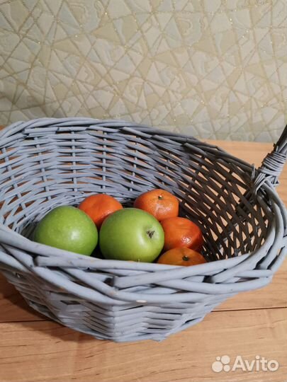 Корзинка из натуральной лозы. Окрашенная