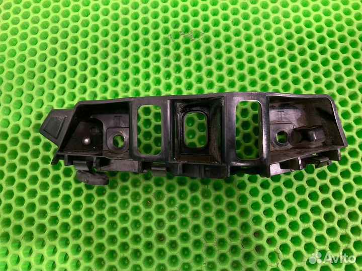 Крепление бампера переднее правое Volkswagen