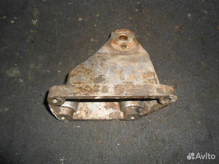 Кронштейн опоры двигателя правый Toyota Mark II G