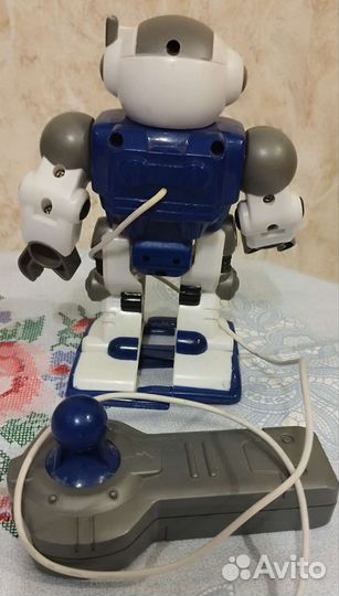 Игрушка робот с пультом на проводе